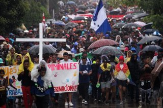 Plusieurs milliers de migrants ont bravé la pluie lundi pour rejoindre les Etats-Unis.